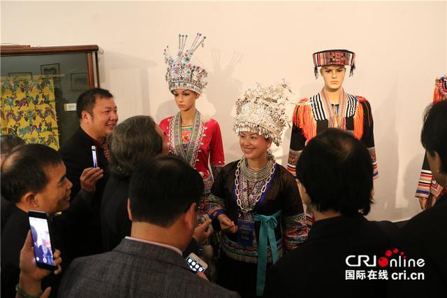 中越民族文化交流活动艺术作品展在河内开幕